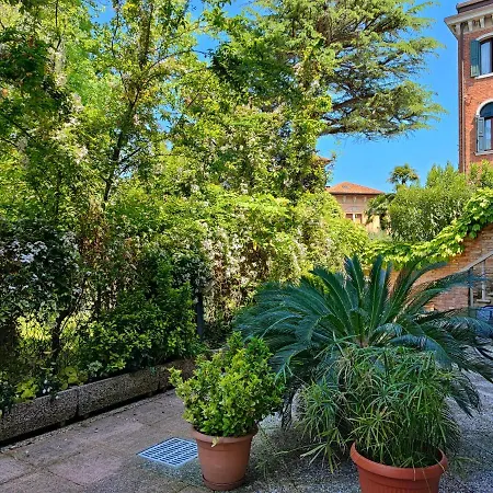 Apartman Leo's House With Garden