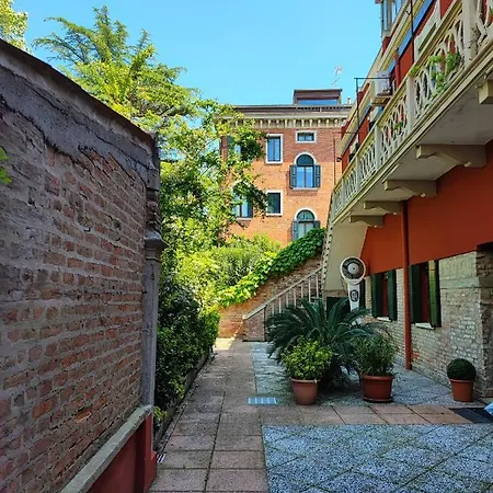 Apartman Leo's House With Garden
