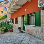 Lägenhet Leo's House With Garden *