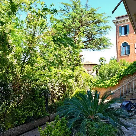 Leo's House With Garden *