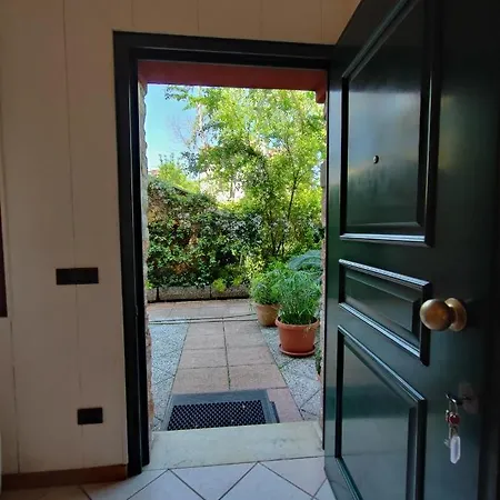 Leo's House With Garden Apartment