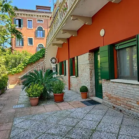 Leo's House With Garden Apartment