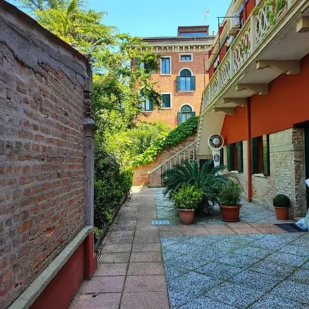 Leo's House With Garden Apartment