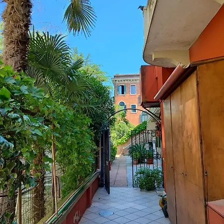 Leo's House With Garden Apartment