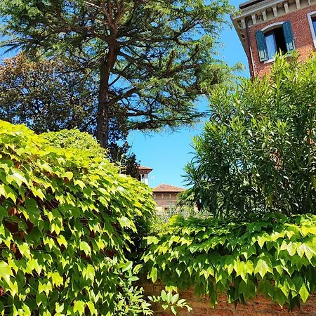 Leo's House With Garden Apartment