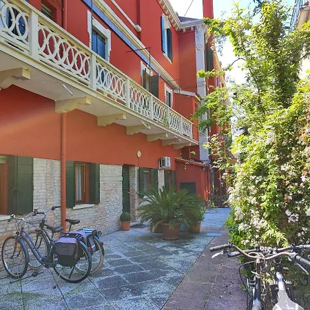 Leo's House With Garden *