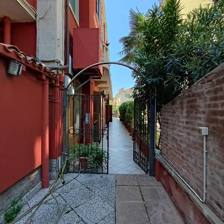 Leo's House With Garden *