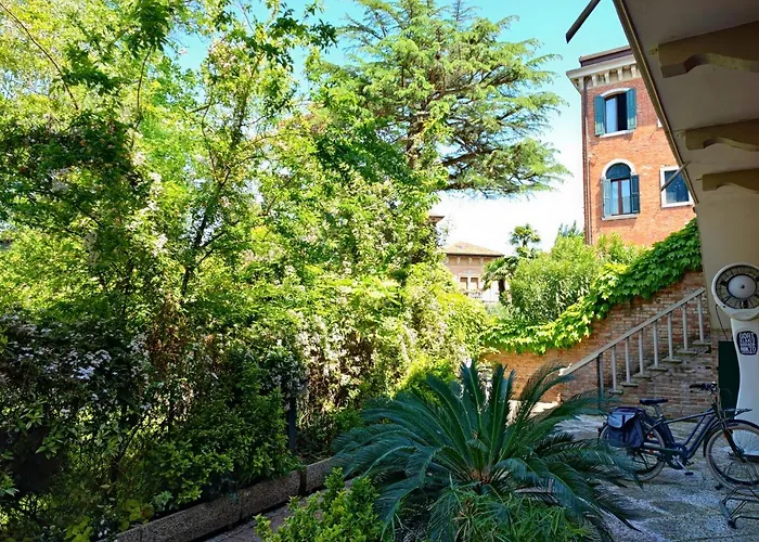 Leo's House With Garden *