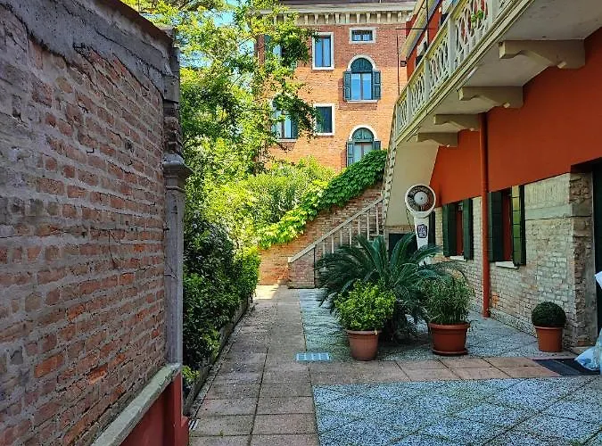 Leo's House With Garden Apartamento