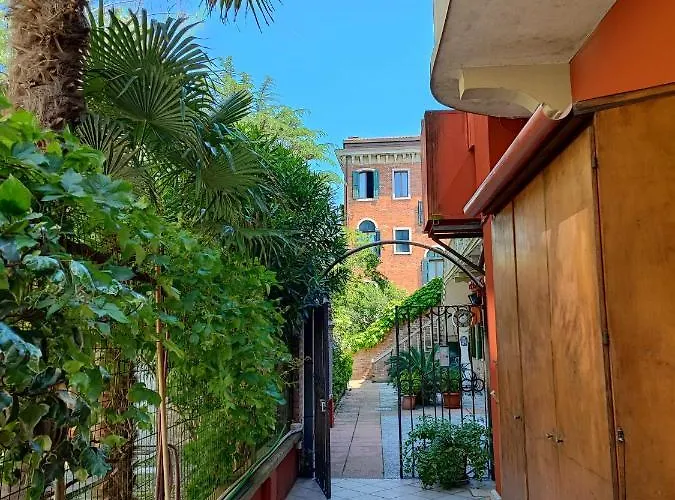 Leo's House With Garden Apartamento