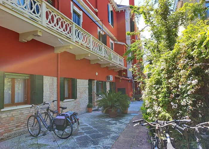 Leo's House With Garden *