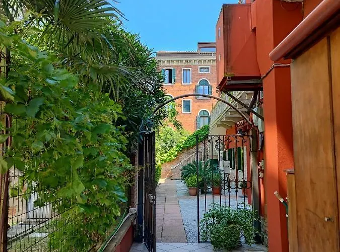 Leo's House With Garden *