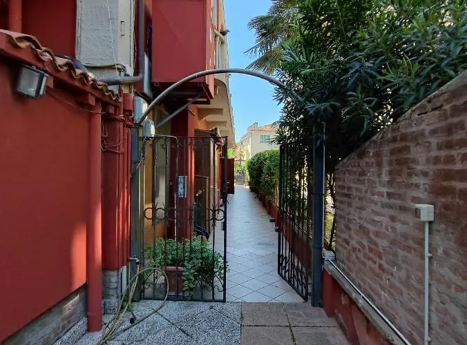 Leo's House With Garden *