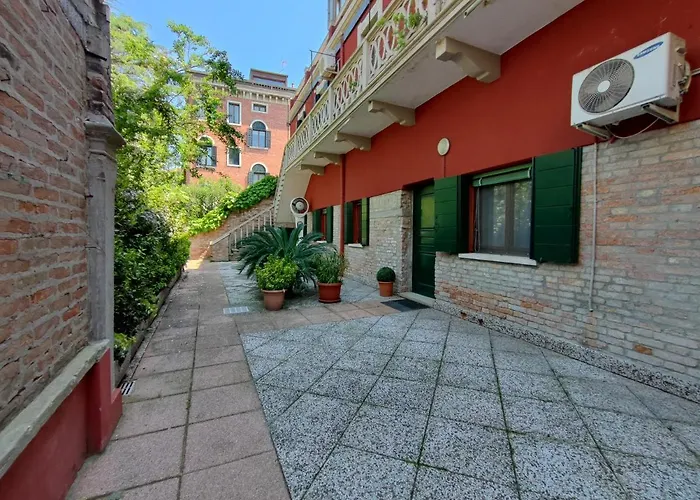 Daire Leo's House With Garden *